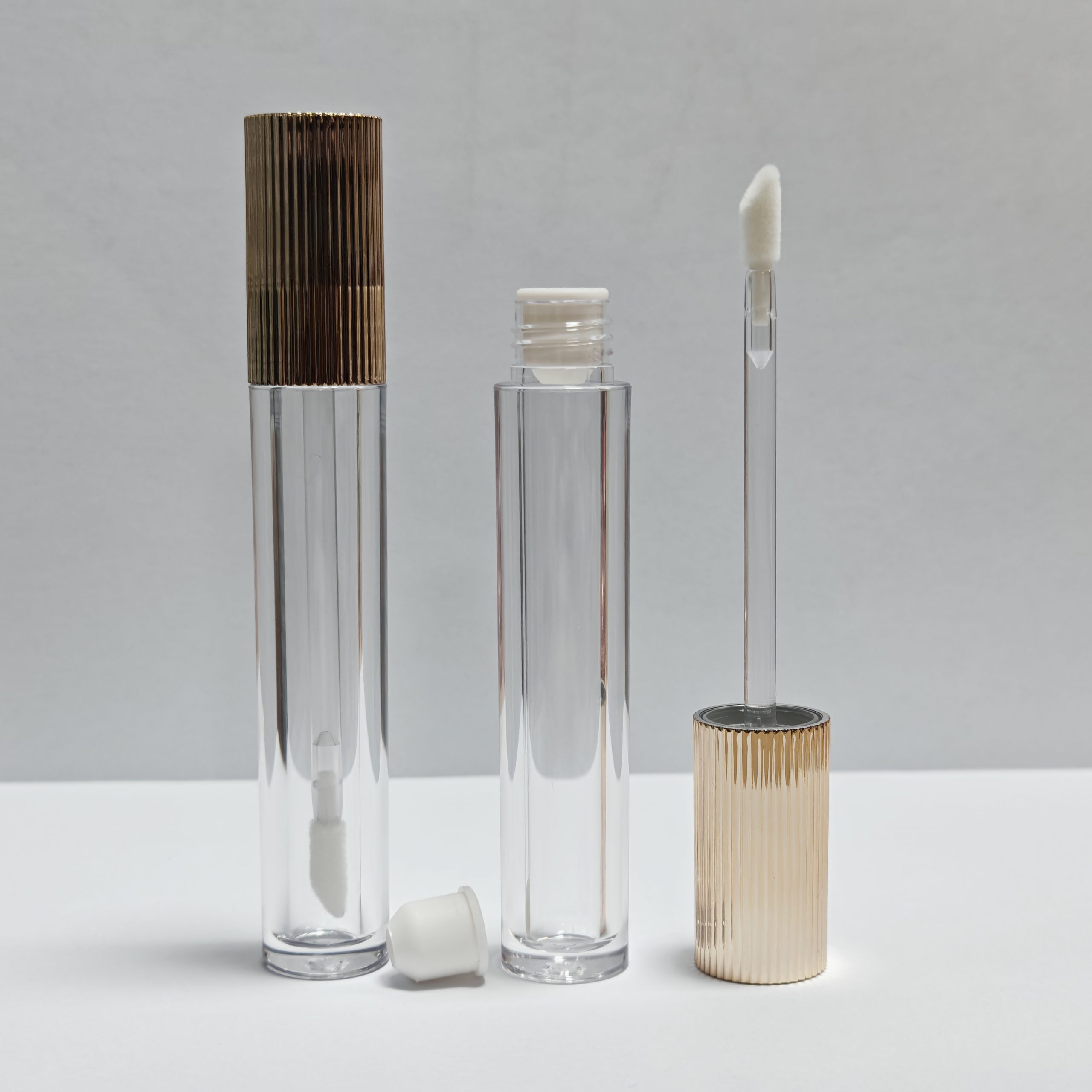 137# 5ML Plastic lip gloss tube-The lid has raised lines around its rim